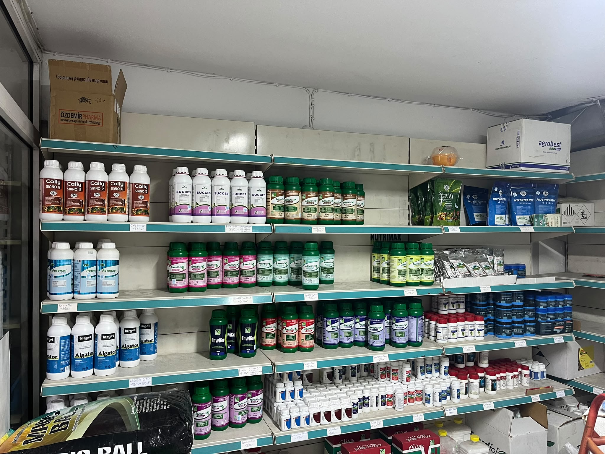Zirai ilaç rafları — Başak Tarım Market